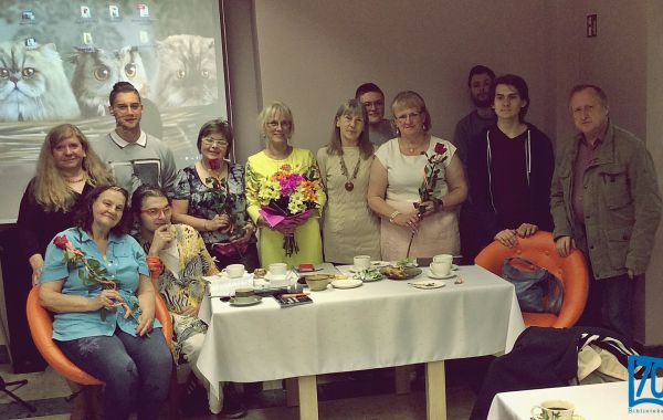 Grópowe zdjęcie członków Trzebińskiego Klubu Artystycznego działającego przy MBP w Trzebini