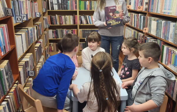 Bibliotekarka oraz dzieci