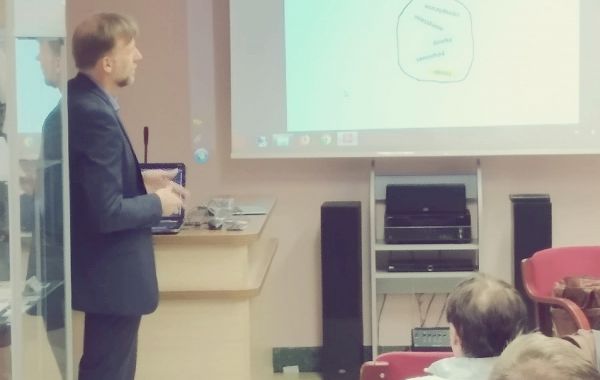 Radca prawny Ryszard Stolarz podczas wykładu o kwestiach spadkowych
