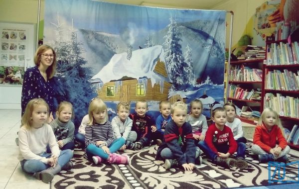 Przedszkolaki podczas przedstawienia teatralnego