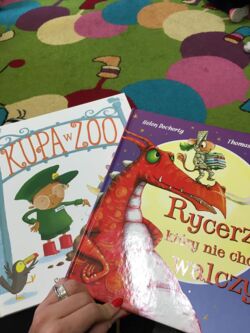 Okładki dwóch książek, które bibliotekarz zaprezentował przedszkolakom
