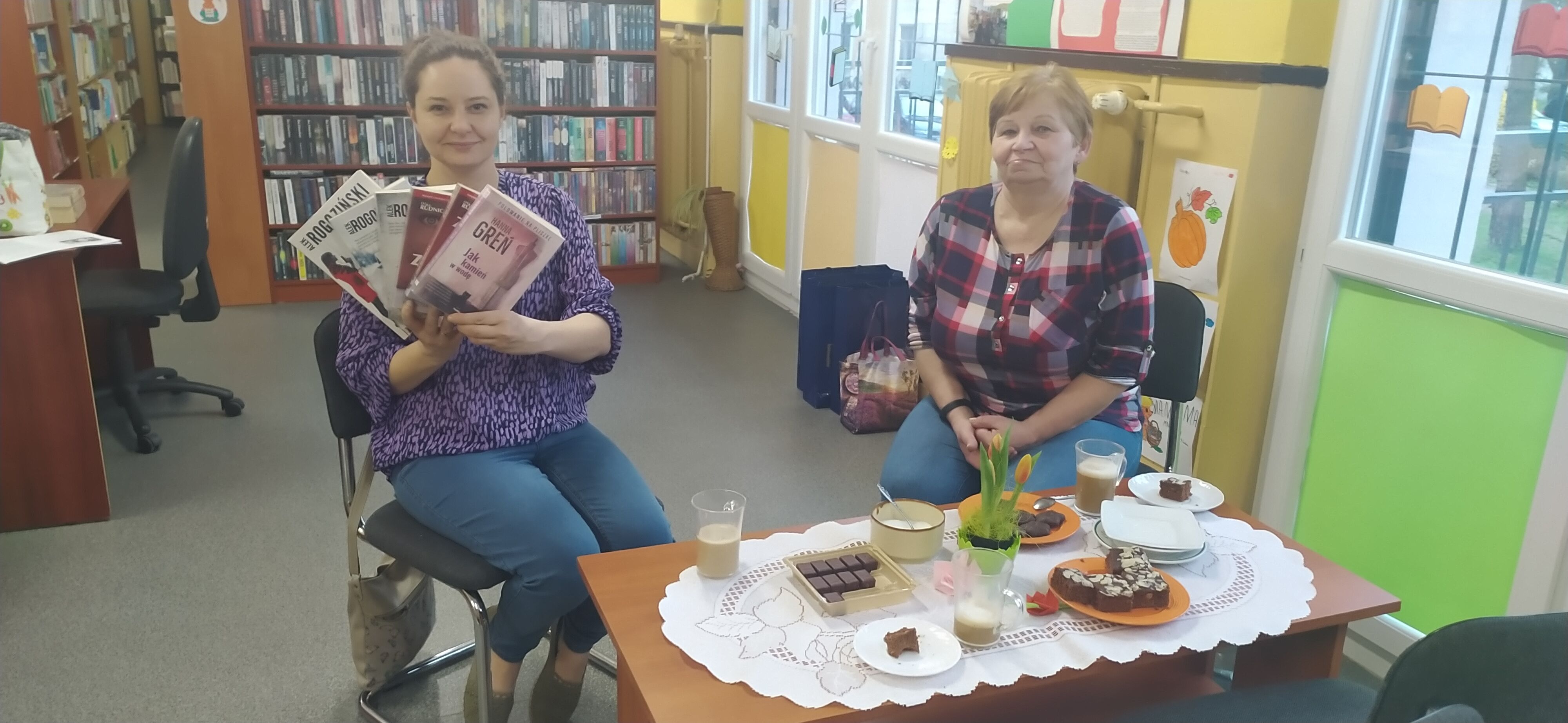 Bibliotekarka z jedną z pań uczestniczących w spotykaniu
