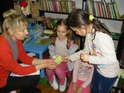 K. Sczygieł i uczestnicy warsztatów w ramach lekcji bibliotecznej