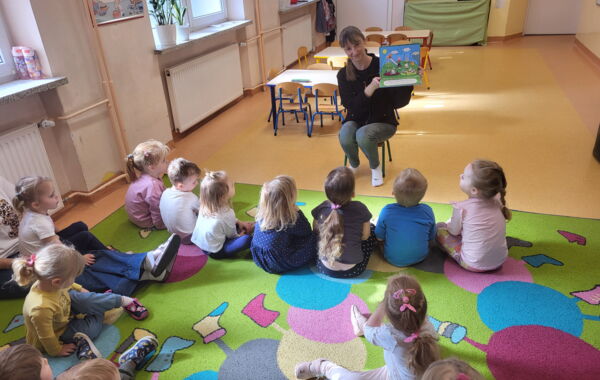 Bibliotekarka z wizytą u przedszkolaków