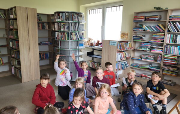 Pierwszoklasiści biorący udział w lekcji bibliotecznej