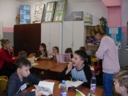 Bibliotekarz podczas lekcji bibliotecznej