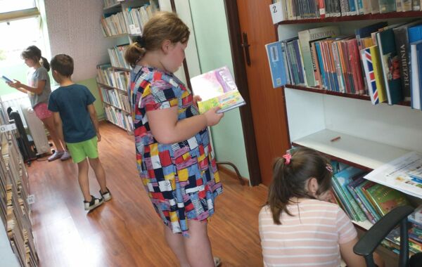 Dziewczynka stojąca z książką w rękach