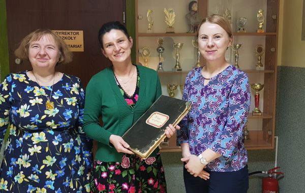 Anita Pytel, Dyrektor SP w Płokach przekazuje księgę Dyrektor MBP, Marcie Sikorze oraz Jolancie Piskorz