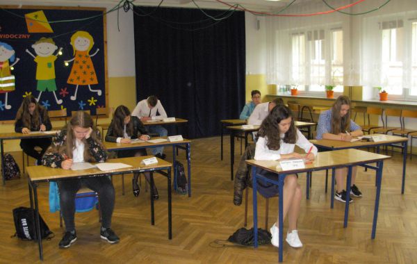 Uczestnicy konkursu o Tytuł Mistrza Wiedzy o Trzebini w trakcie pisania testu