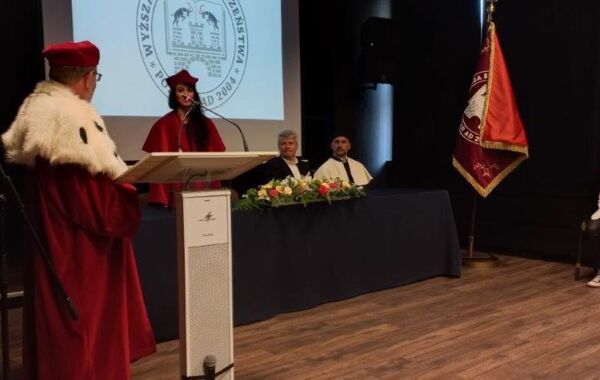 Rektor WSB w Jaworznie podczas inauguracyjnego przemówienia