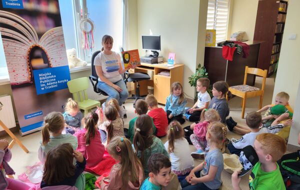 Bibliotekarka pokazująca dzieciom książkę