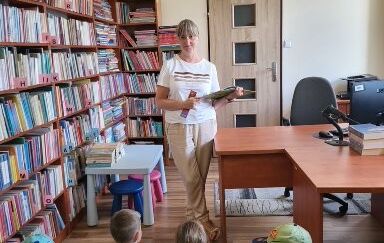 Bibliotekarka podczas czytania dzieciom