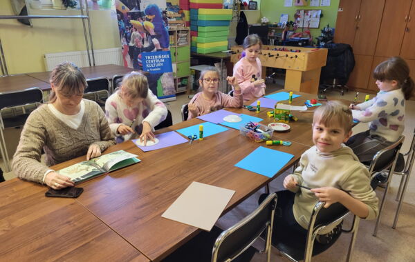 Dzieci podczas zajęć plastycznych