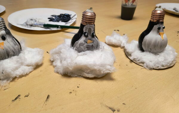 Pingwinki wykonane przez dzieci biorące udział w zajęciach