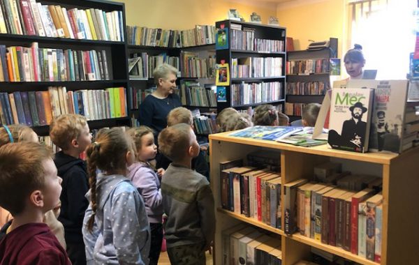 Przedszkolaki zwiedzające filię biblioteczną na Wodnej