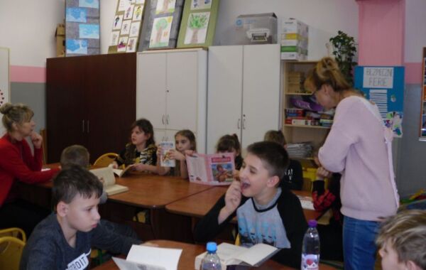 Bibliotekarz podczas lekcji bibliotecznej