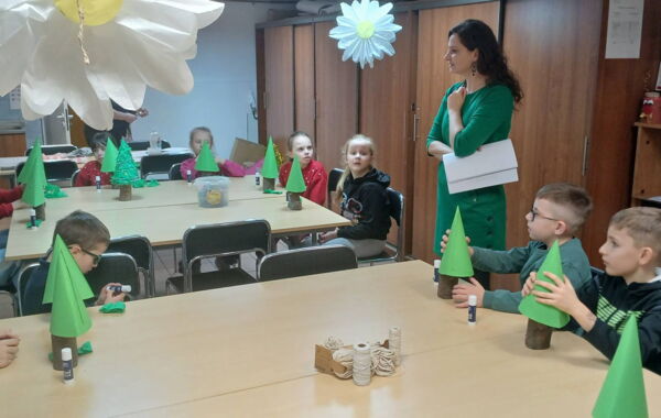 Bibliotekarka oraz dzieci podczas warsztatów