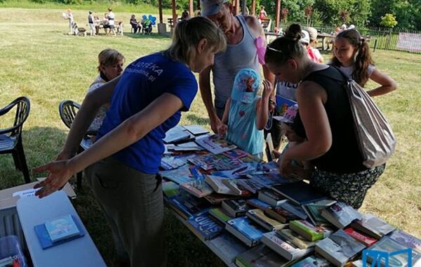 Stoisko bookcrossingowe na pikniku na Osiedlu Widokowym