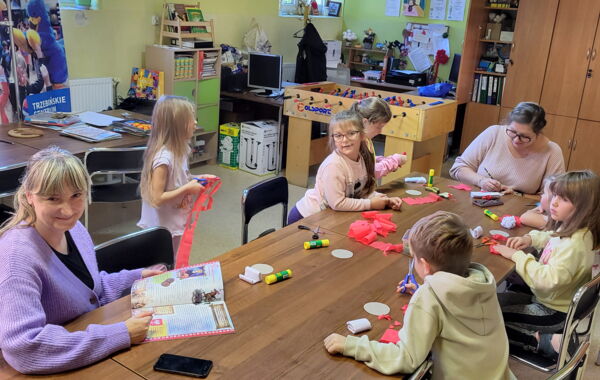 Bibliotekarka wraz z dziećmi