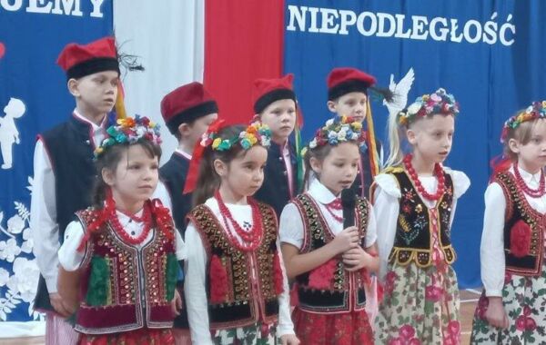 Dzieci, ubrane w stroje krakowskie, podczas akademii