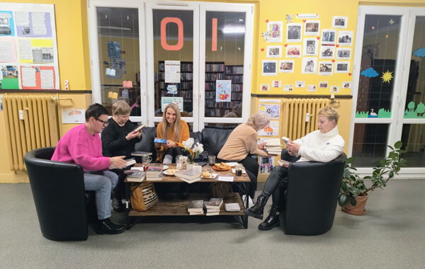 Uczestniczki pierwszego spotkania dla dorosłych czytelników „Między regałami”