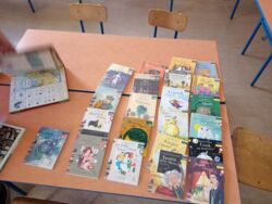 Ujęcie na książeczki dla dzieci leżące na ławkach w ramach "Spotkania z książką i szydełkiem"