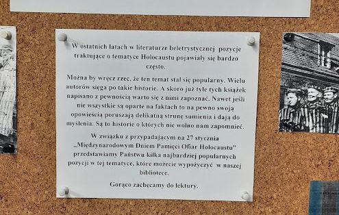 Zbliżenia na antyramę poświęconą wystawie