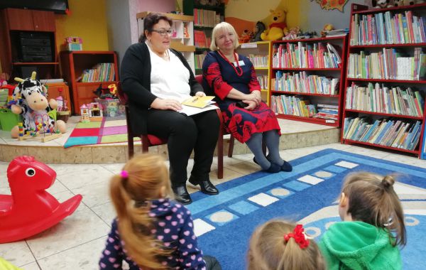 Anna Cudak czyta przedszkolakom napisane przez siebie bajeczki