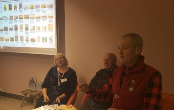 J. Piskorz, A. Kostka i S. Lasoń. W tle slajd prezentacji multimedialnej