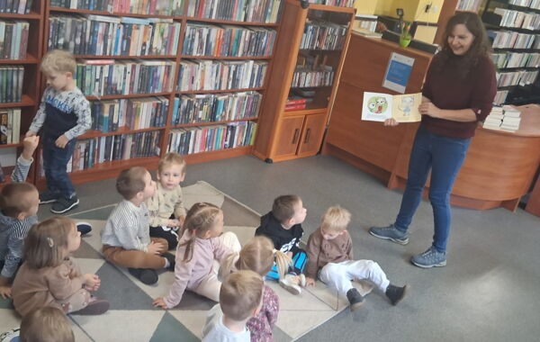 Bibliotekarka czytająca dzieciom książeczkę