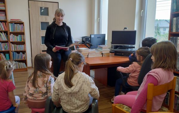 Bibliotekarka podczas czytania książki