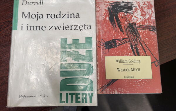 Okładki książek pt. "Moja rodzina i inne zwierzęta" oraz "Mładca much"