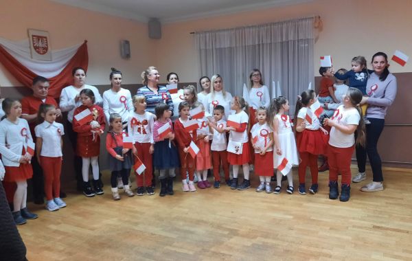 Uczestnicy spotkania w trakcie wspólnego śpiewania hymnu