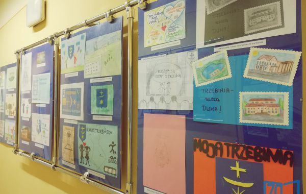Ujęcie antyram z materiałami dotyczącymi „Mojej karty trzebińskiej”