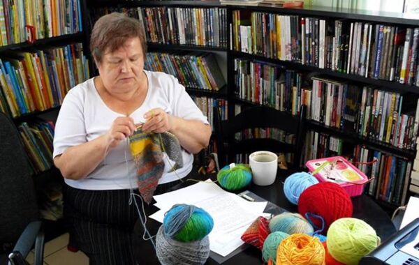 Czytelniczka w trakcie warsztatów z rzędów skróconych na drutach uczy się robić chustę metodą Swing Knitting