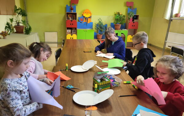 Bibliotekarka czytająca dzieciom historyjkę „Powrót do Lodowego Pałacu”