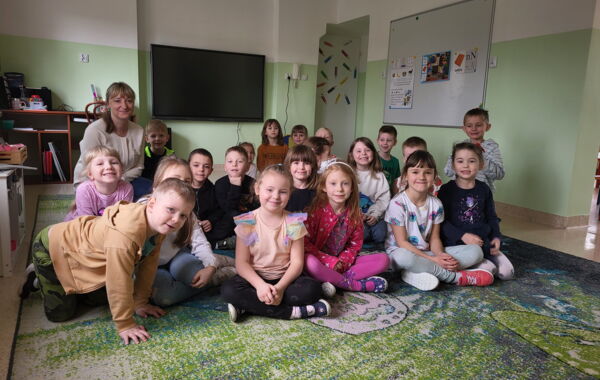 Bibliotekarka pozująca do zdjęcia z przedszkolakami