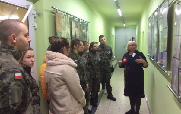 Uczniowie I LO w Trzebini i Jolanta Piskiorz w trakcie prelekcji historycznej