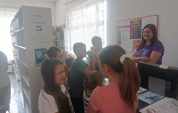 Bibliotekarka prowdząca lekcję biblioteczną
