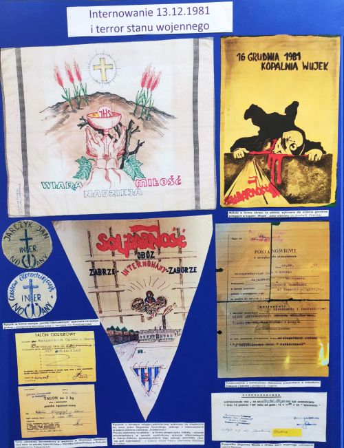 Na antyramie - zdjęcia i proporzec nawiązujące do 13 grudnia 1981 roku