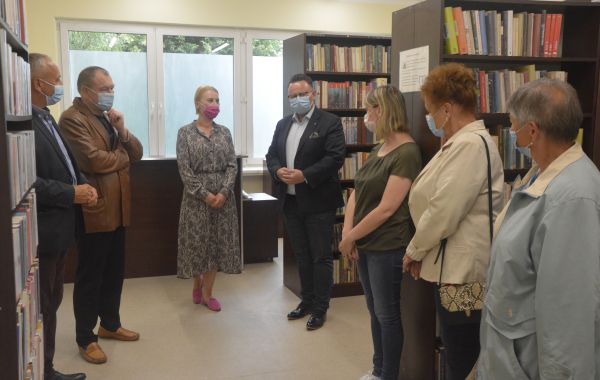 Przedstawiciele władz, Dyrektor Biblioteki oraz czytelnicy na uroczystym otwarciu