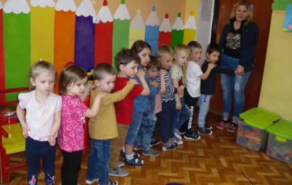 Dzieci ustawione w „pociąg”. Na przodzie – wychowawczyni grupy