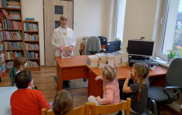 Bibliotekarka podczas czytania bajki dzieciom