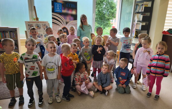 Zdjęcie grupowe przedszkolaków z biblotekarką