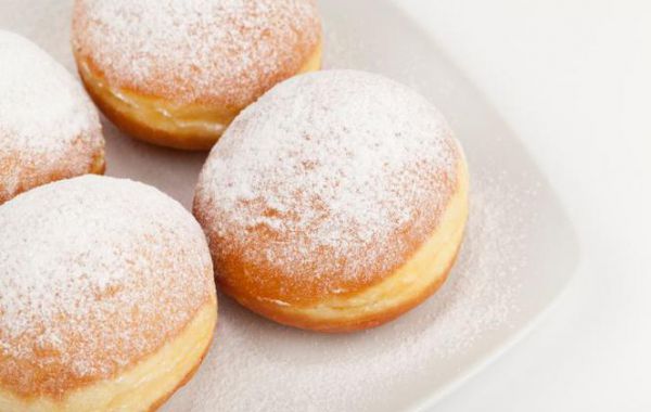 Cztery pączki na talerzu