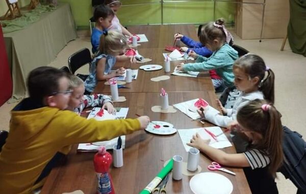 Dzieci podczas wykonywania choinek