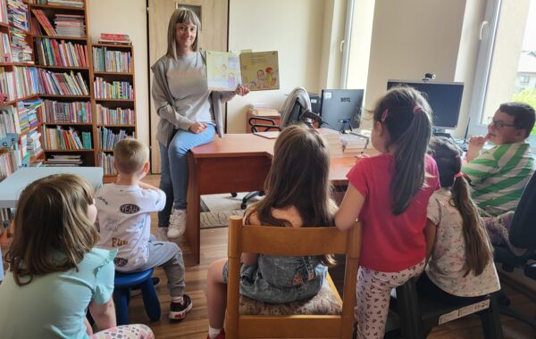Bibliotekarka pokazująca dzieciom książkę