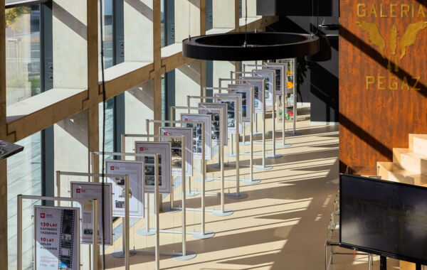 Ujęcie z góry na wystawę poświęconą rafinerii w Trzebini