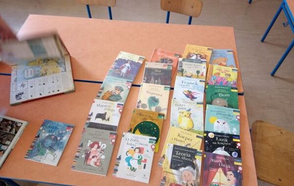 Ujęcie na książeczki dla dzieci leżące na ławkach w ramach "Spotkania z książką i szydełkiem"