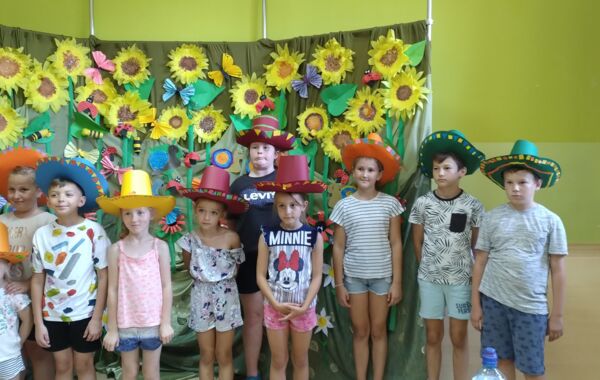 Wszystkie dzieci biorące udział w zajęciach w sombrero na głowach